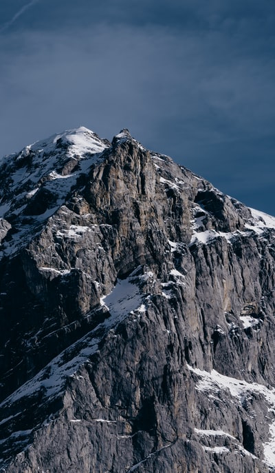 白昼蓝天雪山